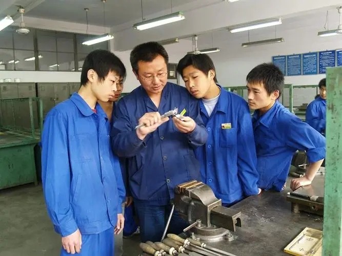 機械維修工安全技術操作規程